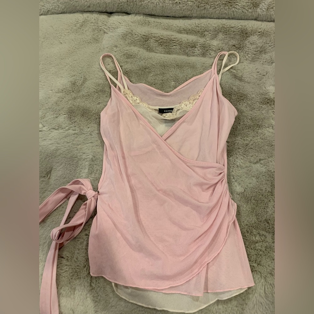 Light pink and white lace Express shell. Size medium!